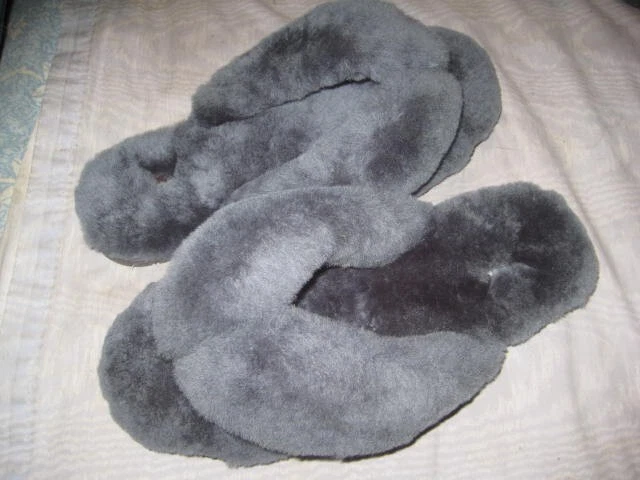 LAM GRAY GENUINE SHEEPSKIN SHEARLING FLIP FLOP SLIPPERS WOMEN S M L NEW