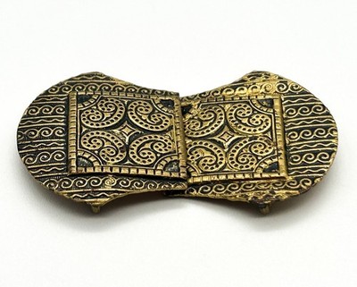 Vintage verzierte Messing goldfarbene Gürtelschnalle geprägtes Schnörkelmuster schwarz Metall