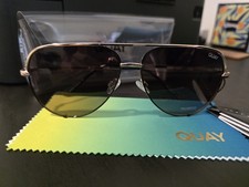 New Quay High Key Polarized Aviator Sunglasses Black/Smoke,Gold Frame Case Cloth