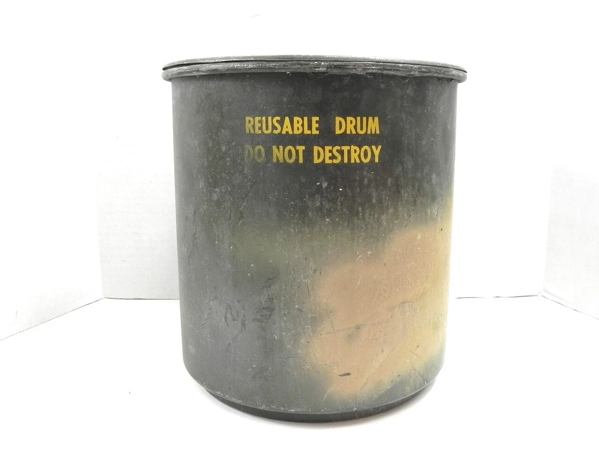 Conteneur De Stockage De Baril En Acier à Huile Sur Fond Blanc