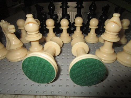 TAICO CHESS SET WITH GREEN FELT BOTTOMS--COMPLETE 32 PIECES--BLACK/IVORY--EUC - Picture 5 of 5