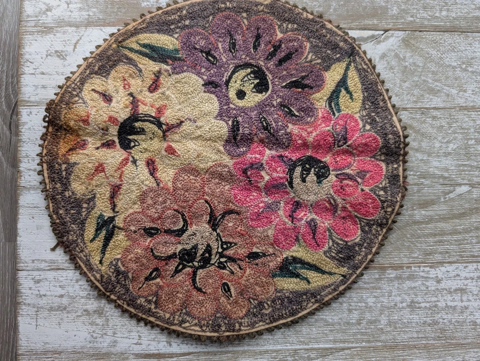 Alfombra antigua miniatura de escena primitiva enganchada para casa de muñecas Foto 4 de 4