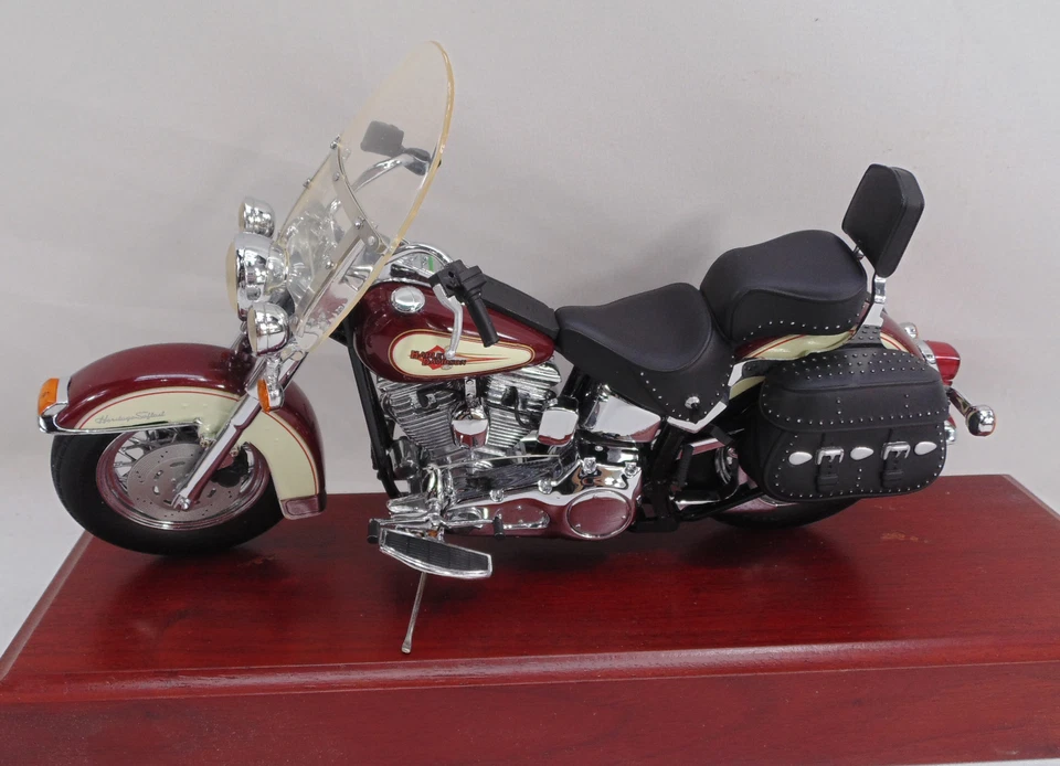 Franklin Mint 1989 Harley Davidson Heritage Softail Classic 1/10 Motorcycle   - Image 2 of 4