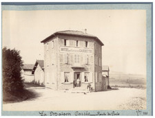 France, l'hôtel des Chasseurs Gardette, La Maison carrée - Route de Paris  