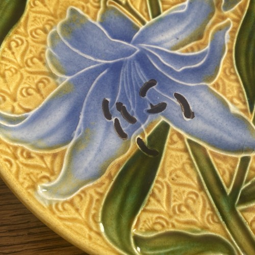 ANTIQUE VILLEROY & BOCH MAJOLICA PLATE LILIES 7 1/2” - Picture 7 of 7