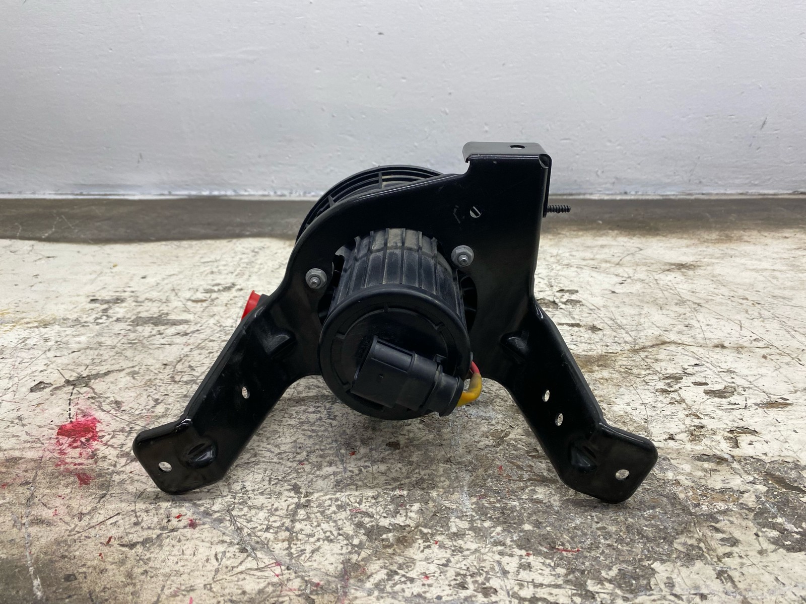 2010-2020 BENTLEY MULSANNE OEM FRONT RIGHT SECONDARY INJECTION PUMP W/ BRACKET