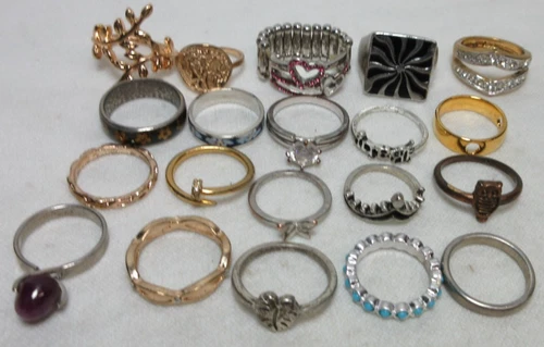 VINTAGE TO NOW LOT OF  RINGS FASHION COSTUM JEWELRY GOLD SILVER TONE #44