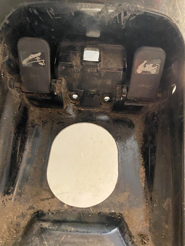 CARENAGE JONCTION DE MARCHE PIEDS + TRAPPE ESSENCE PIAGGIO 125 X8 - Photo 3/4