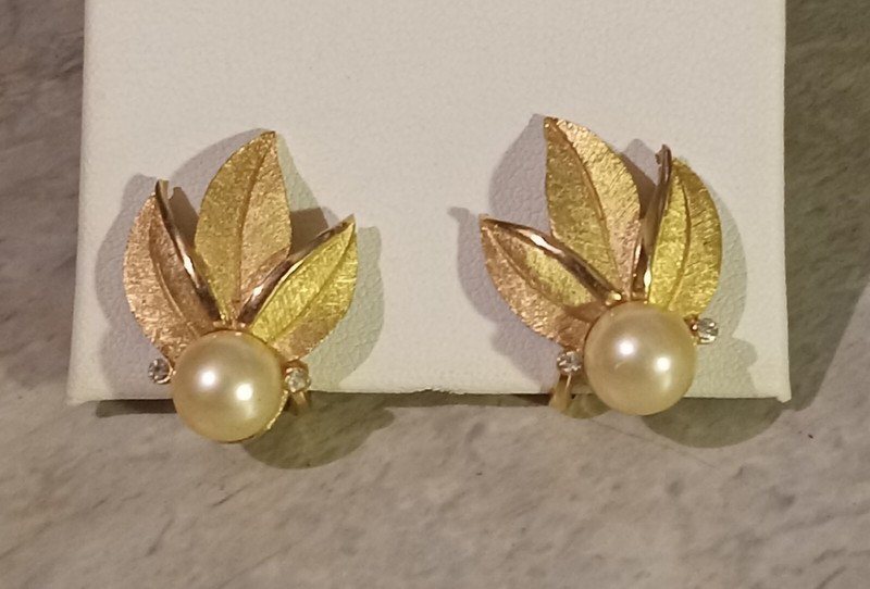 Vintage Trifari Clip On Earrings Gold Tone Leaf Faux Pearl 