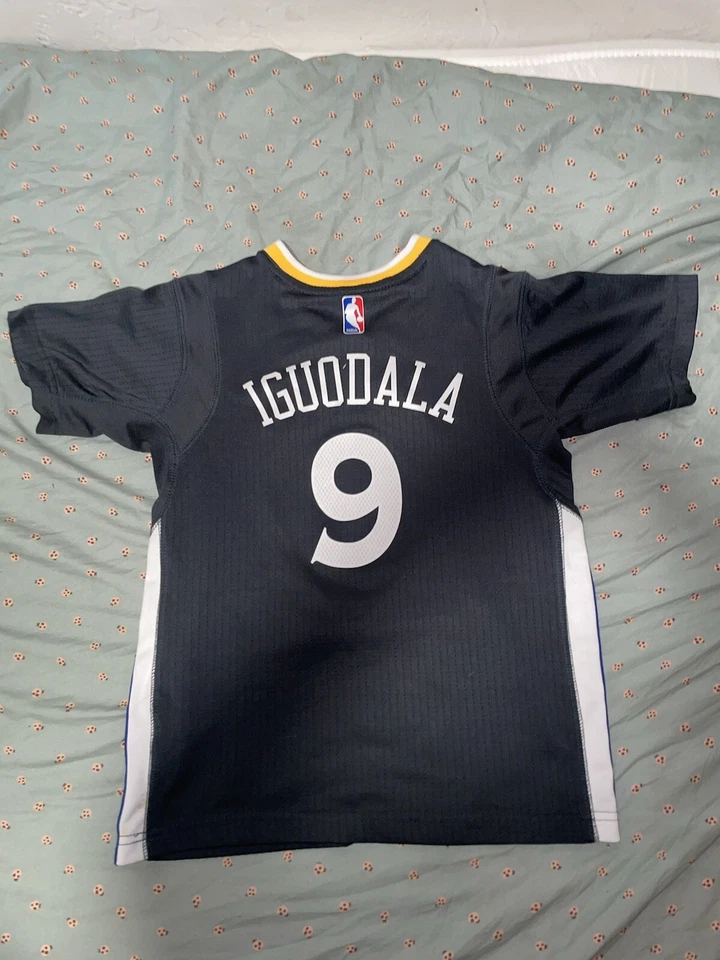 Camiseta deportiva de baloncesto Adidas Golden State Warriors Iguodala juvenil pequeña Foto 4 de 4