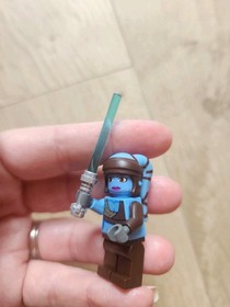 LEGO Star Wars Aayla Secura Twi'lek Minifigure 75182 w Lightsaber Mini Fig Euc