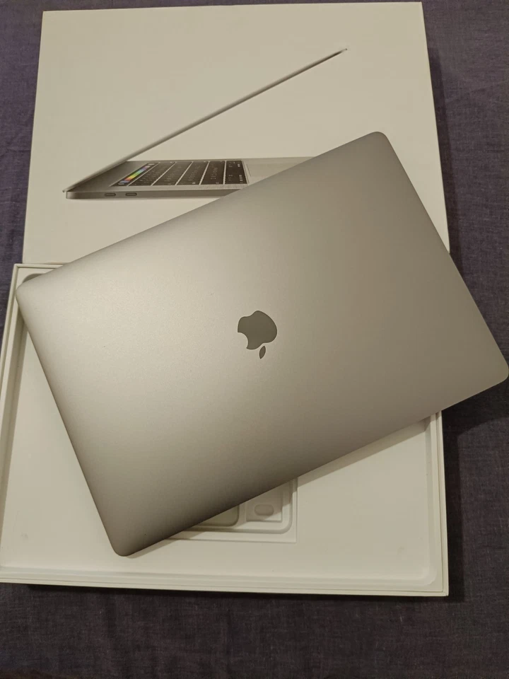 Apple MacBook Pro 15" 2017 · i7 · 16GB · 251GB, foto 1 di 5