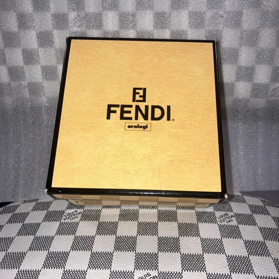 Reloj Fendi Caja Vacía, Papeles y Tarjeta. Foto 3 de 4