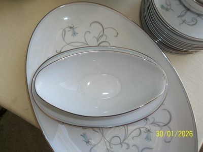 希少 Noritake アリシア Alicia オーバルボウル ヴィンテージ Very Gently Used Vintage Noritake Alicia 76 Pc. Service for 10
