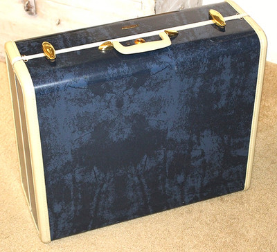 CLEAN w/Hangers /Key: Vintage Samsonite Large Admiral Blue Suitcase 21 x 17x 9''