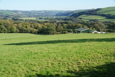 Foto A2 Felder über Front\u00c3\u00b4g Bauernhof Comins Coch The view beyon c2011