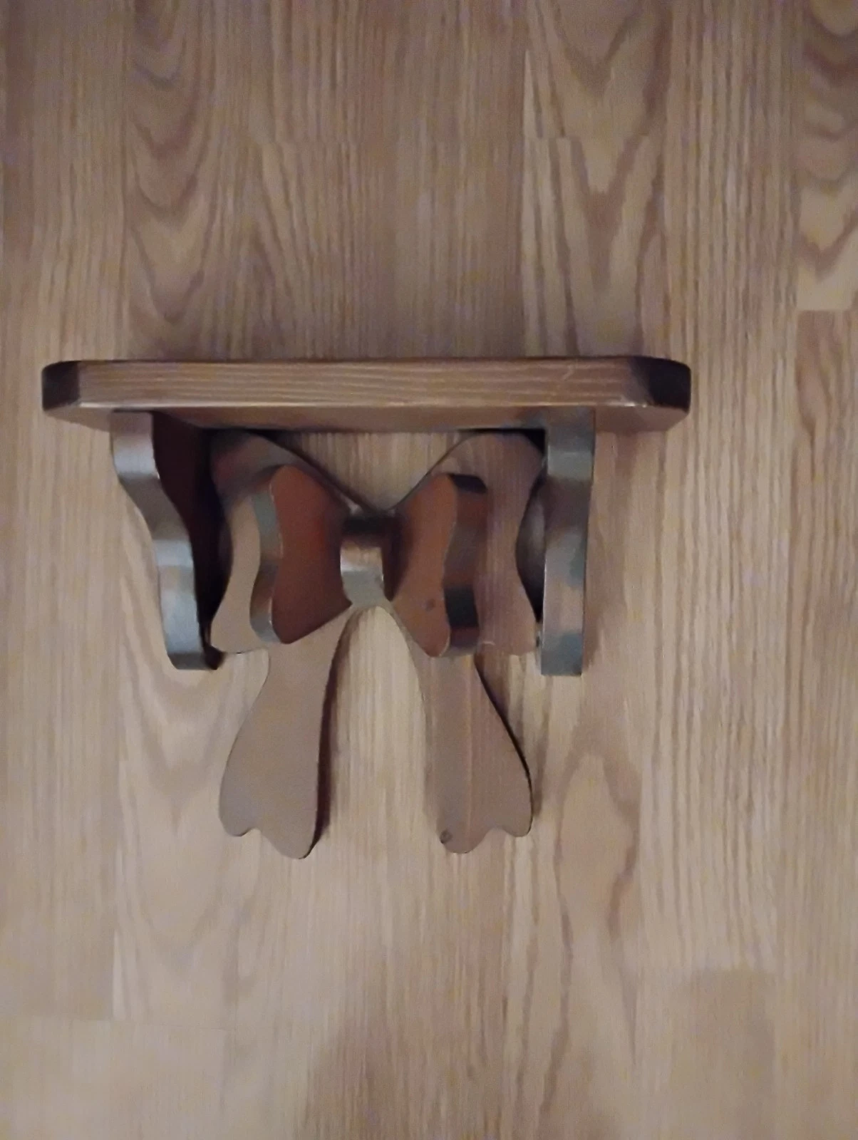 Vintage Shelf With Bow Design