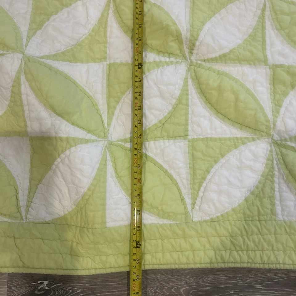 Edredón verde y blanco con retazos The Company Store 85,5”x67”. Foto 3 de 4