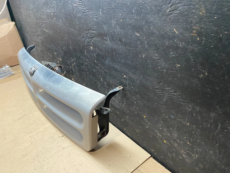 Dodge Spirit 1993 a 1995 parrilla delantera U7517 PS Foto 2 de 4