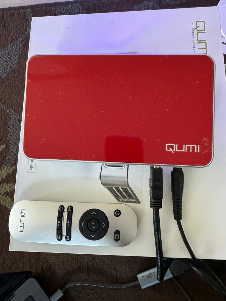 Vivitek QUMI HD pocket projector Q3PLUS-RD 1080p works small portable gaming - Image 3 of 3
