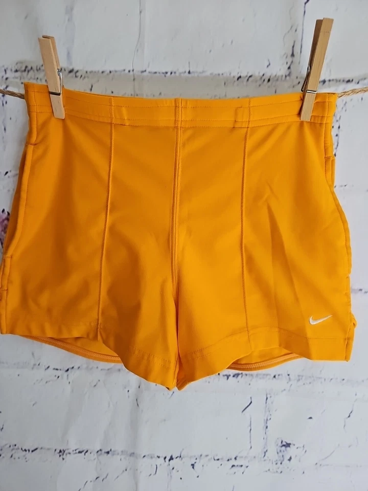 Pantalones Cortos Atléticos Nike Niñas Jóvenes Amarillos Talla Pequeña Elástico Cordón Cintura Logo Foto 2 de 4