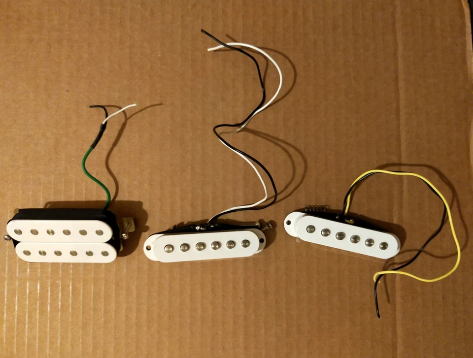 3 Micros Guitare SQUIER Stratocaster , Configuration HSS - Photo 2/4