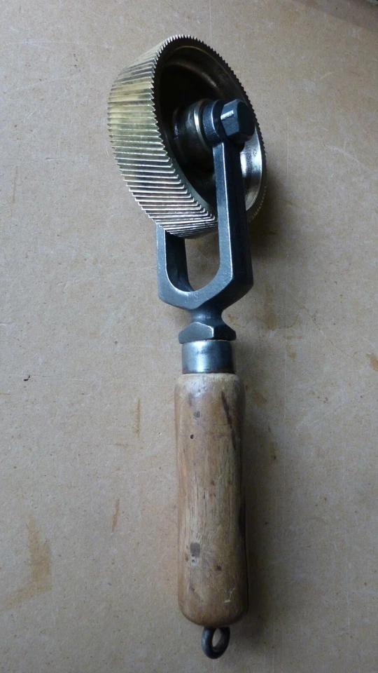 ANCIENNE GROSSE ROULETTE BRONZE OUTIL ANCIEN BOUCHARDE MACON? RELIURE? - Photo 2/4