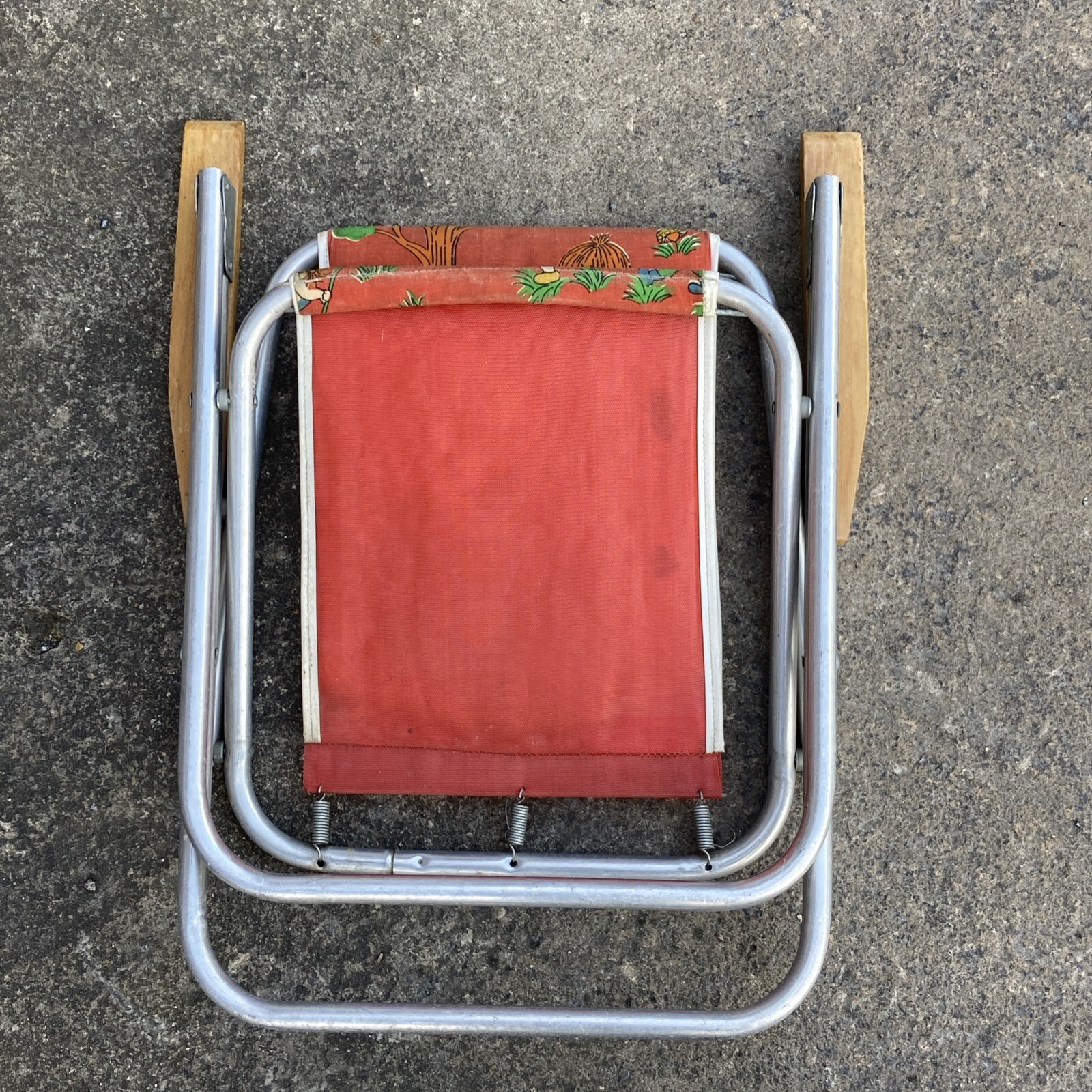 VINTAGE SMALL CHILD'S FOLD-UP GARDEN CHAIR GREAT 1970s PRINT 7