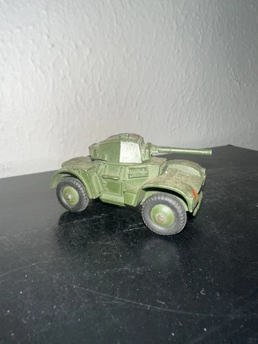 VINTAGE DINKY TOYS MECCANO #670-G DAIMLER ARMOURED CAR VERY GOOD CONDITION