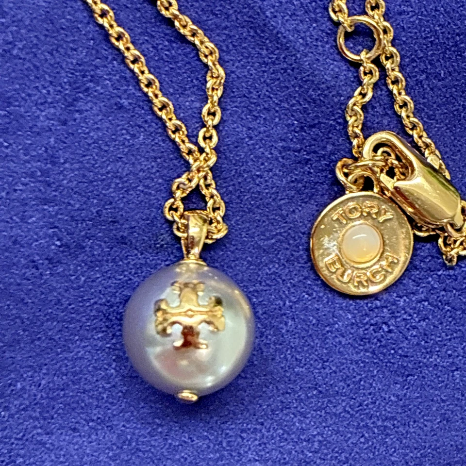 Auténtico Collar de Cadena Tory Burch Marfil Oro Logo Gris Perla Nuevo con Etiquetas Foto 3 de 4