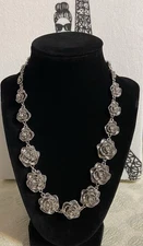 Beautiful Charming Charlie Silver Tone Flower Necklace 