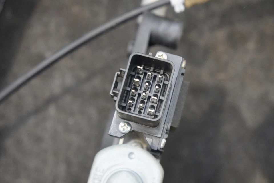 Motor regulador ventana puerta pasajero delantero derecho Aston Martin V8 Vantage 2008 Foto 3 de 4