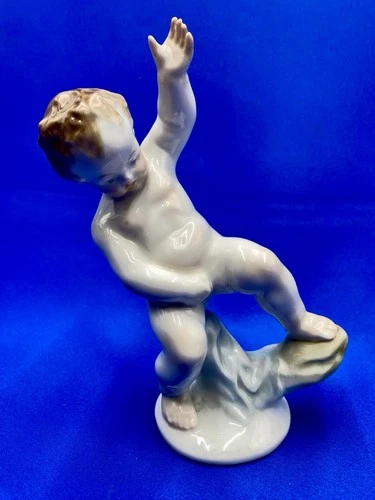 HEREND PORCELAIN HANDPAINTED PUTTI BOY PISSING FIGURINE 5751