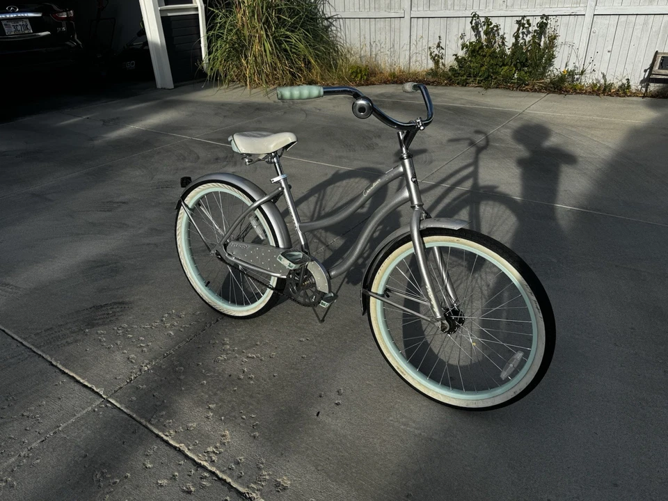 Bicicleta Cruiser plateada, blanca y azul claro, ruedas de 26”, la cesta es opcional Foto 2 de 4