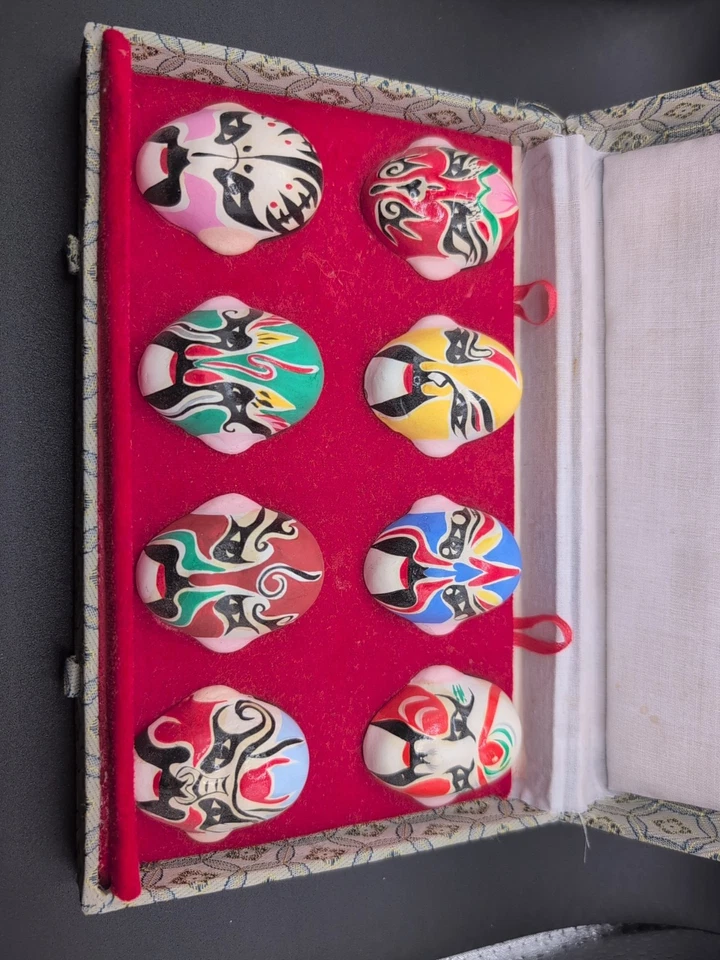 Máscaras de Ópera de Pekín en caja decorativa. Mini máscara vintage pintada a mano de 8 piezas. Foto 2 de 4