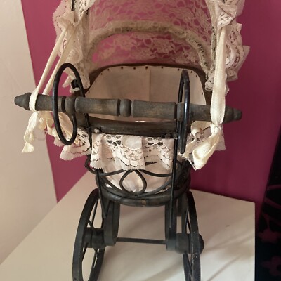 Ancien Landau De poupée en Bois Métal Dentelle Et Sa Poupée De