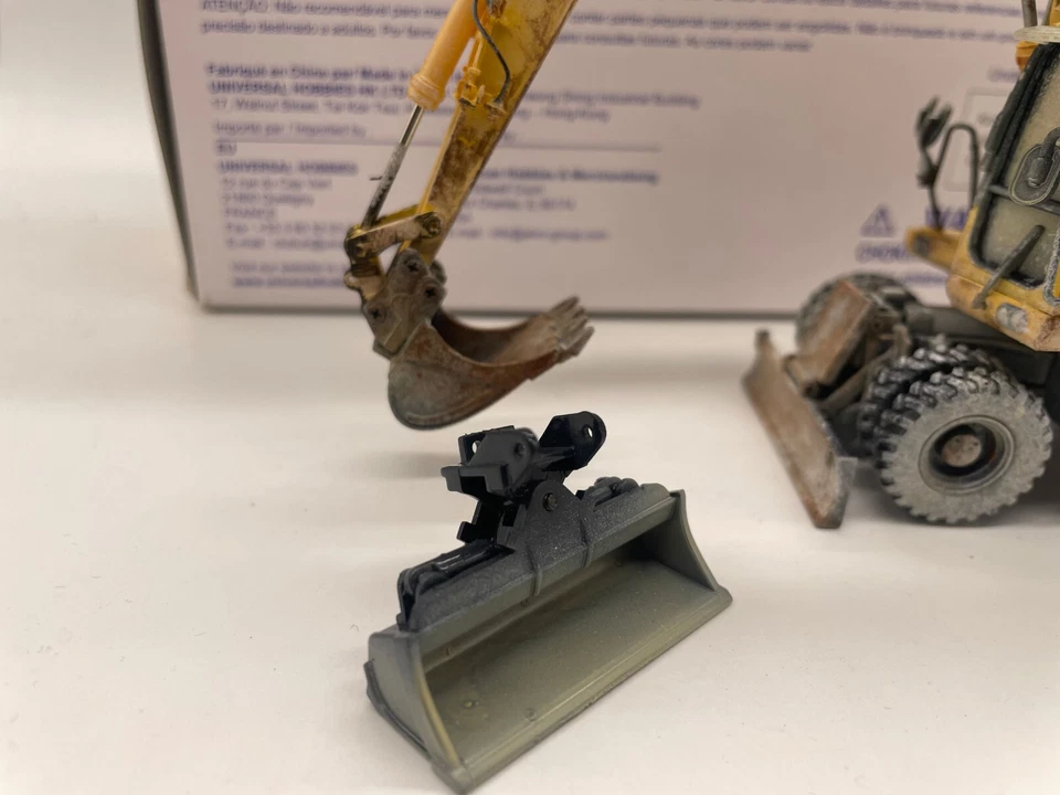 Komatsu PW148-10 Wheeled Excavator Muddy Version 1:50 Scale DieCast Model UH8083 - Image 4 of 4