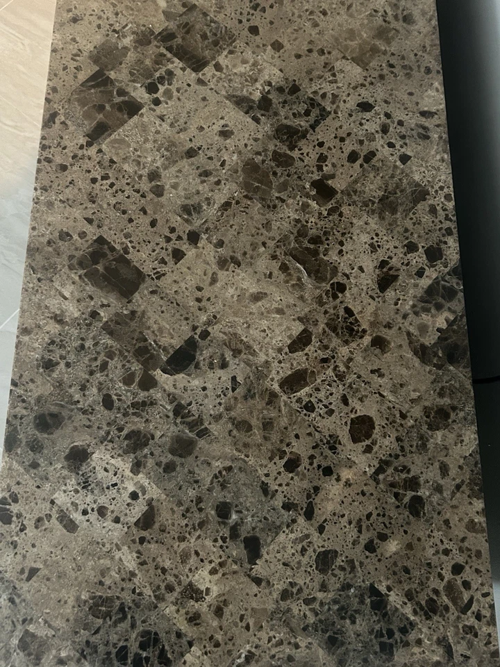 Suporte de TV de madeira com tampo de mármore e portas de vidro - Imagem 2 de 4