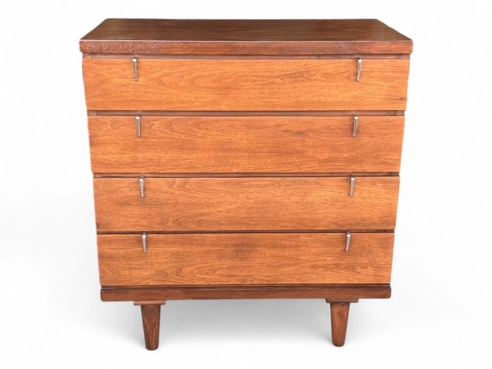 Cómoda de cuatro cajones de nogal Mid-Century con asas cromadas esculpidas Foto 3 de 4