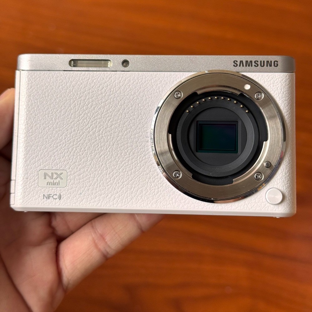 Samsung NX Mini Digital Camera w/ NX-M 9mm Zoom lens 20.5MP Built