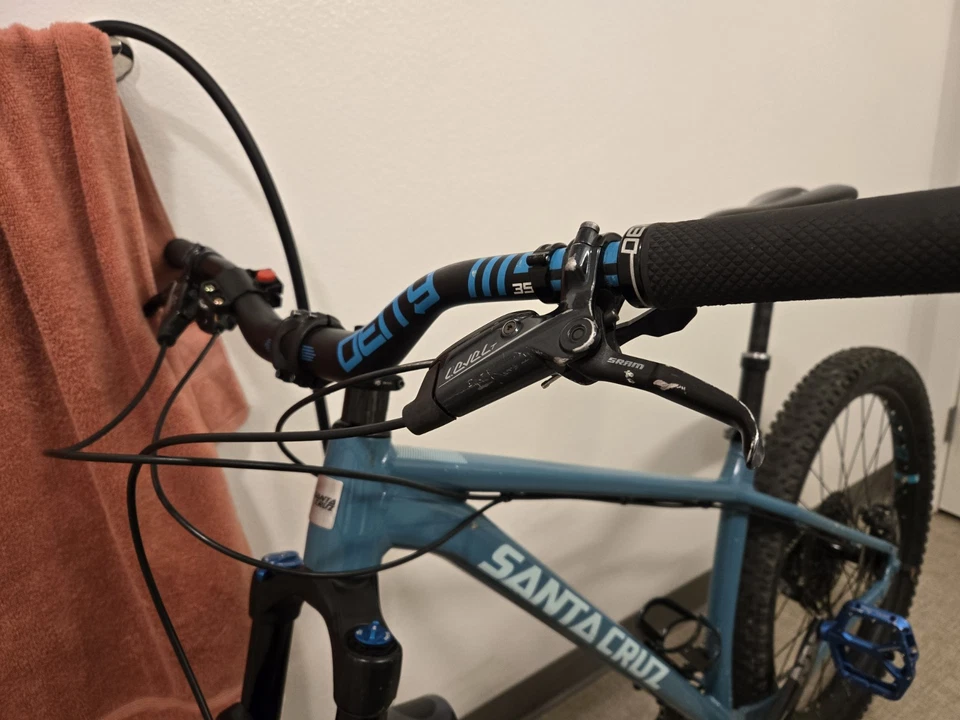 Santa Cruz Chameleon  Mountain Bike Tiel 27.5 Inch Tires - Image 4 of 4