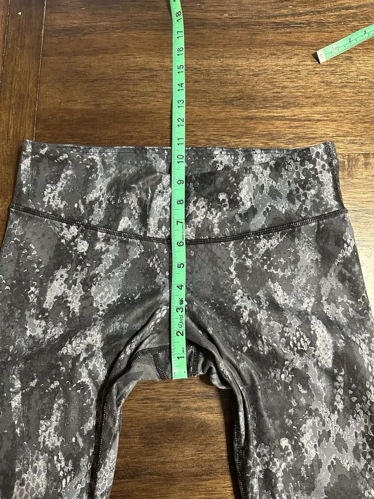 alo-yoga snake full length active workout leggings