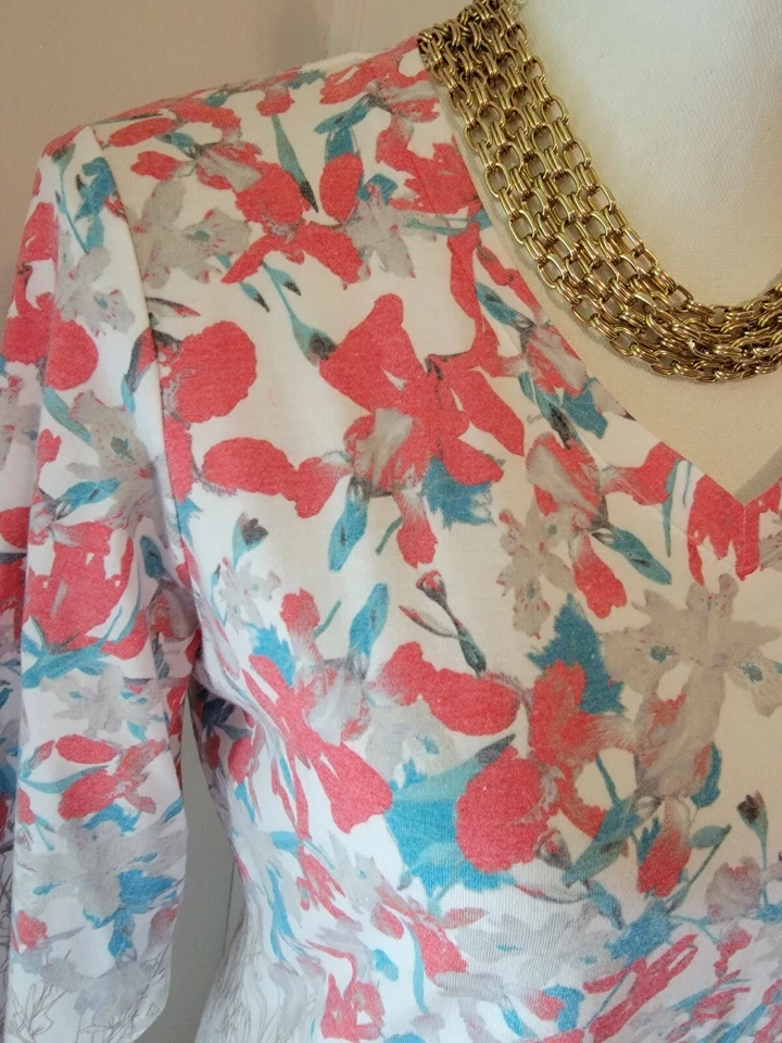 Pantalones de mezclilla FDJ franceses cuello en V estampado floral jersey top multi rojo blanco XS Foto 3 de 4