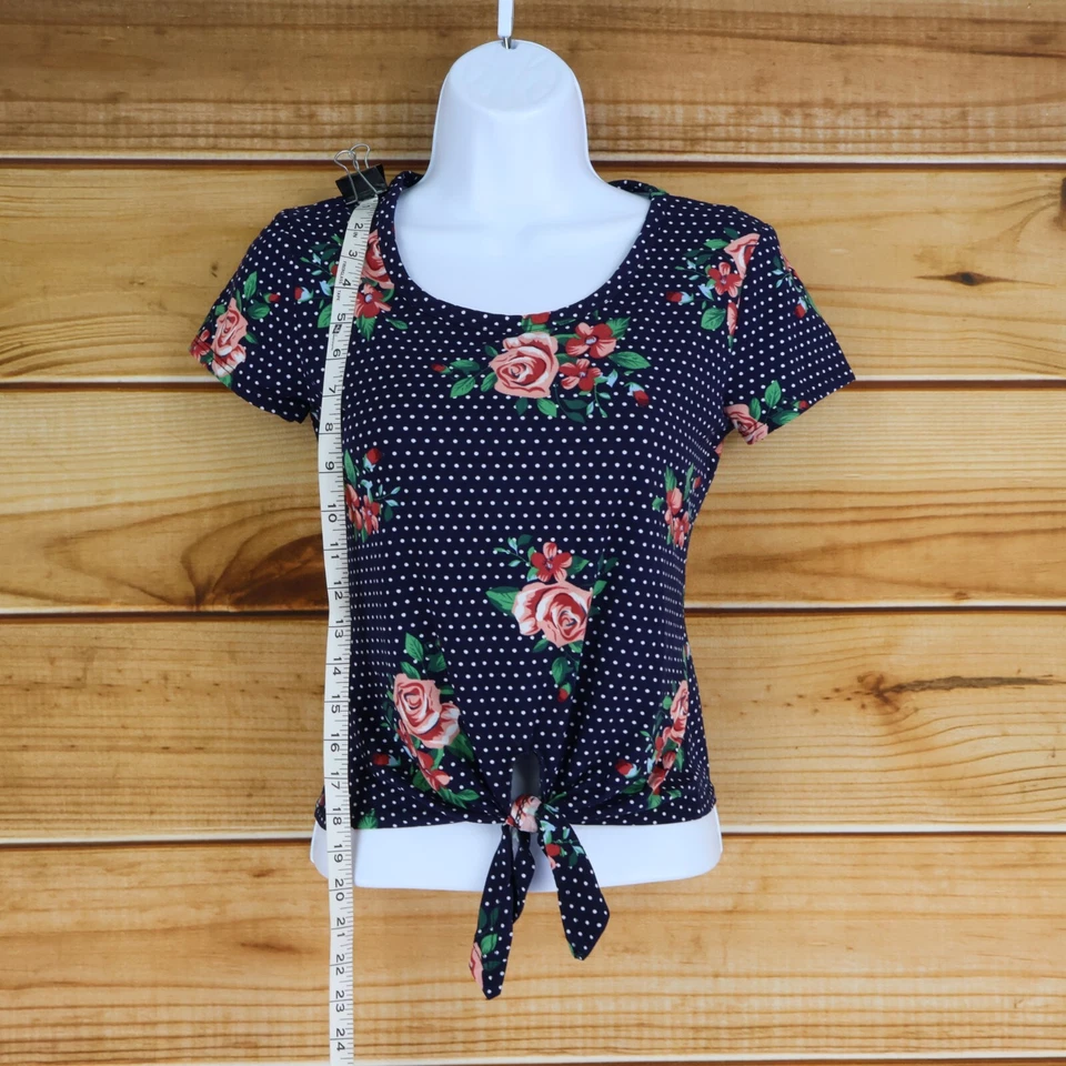 Camisa recortada Rue 21 para mujer talla XS azul flores lunares mangas cortas elástica suave Foto 3 de 4