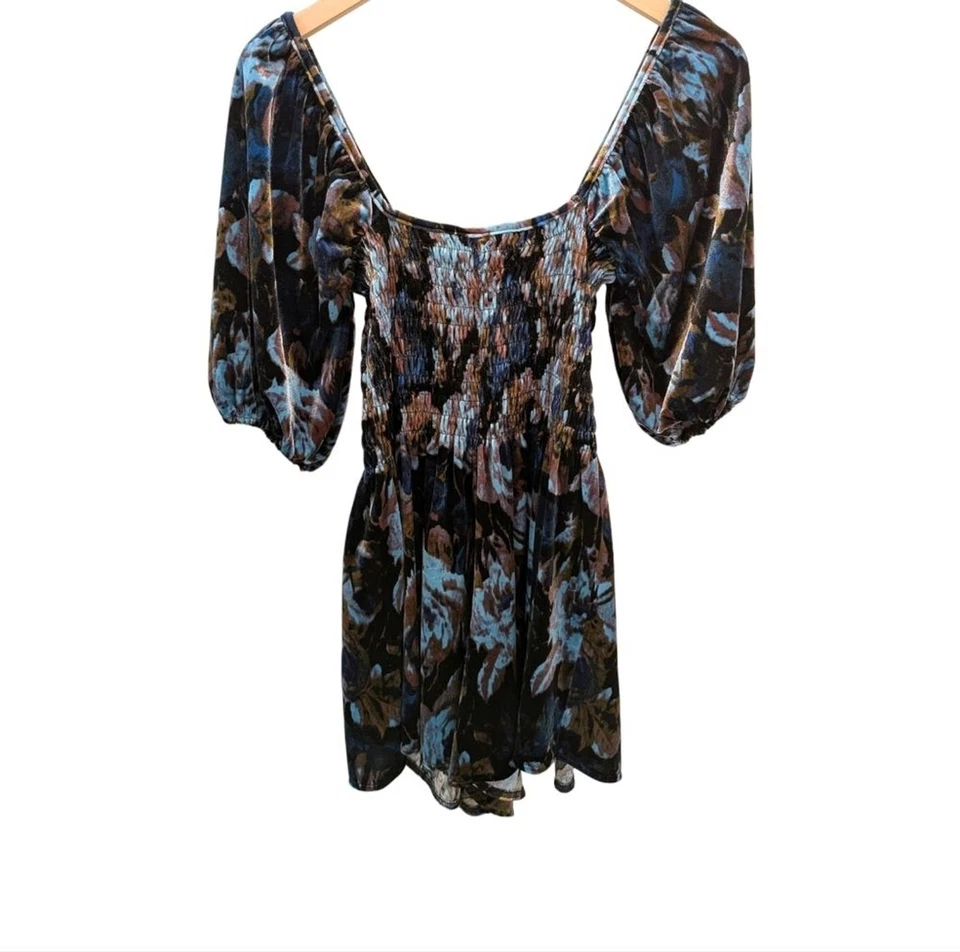 Urban Outfitters Пэтси со сборками бархатный комбинезон темно цветочный средний Хэллоуин темно - Изображение 4 из 4