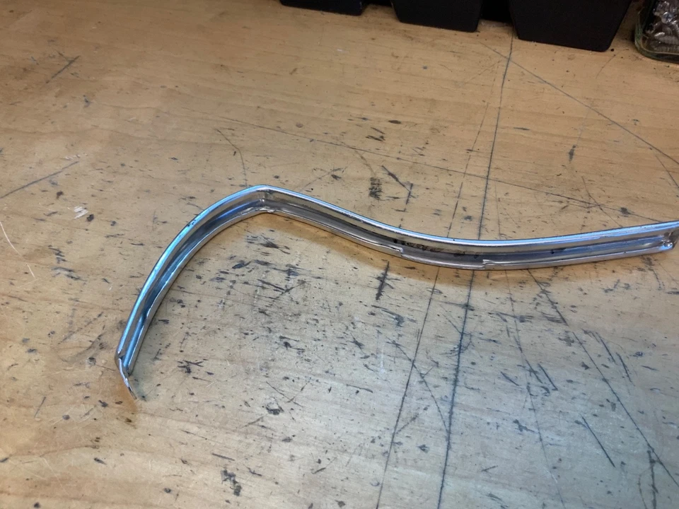 Chevrolet Impala 1965 esquina trasera cromo moldura lado del conductor Foto 2 de 4