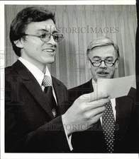 1976 Press Photo Dewayne Lee Stevens presented educational aid check in Houston.