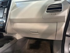 13 14 15 16 17 NISSAN LEAF Glove Box
