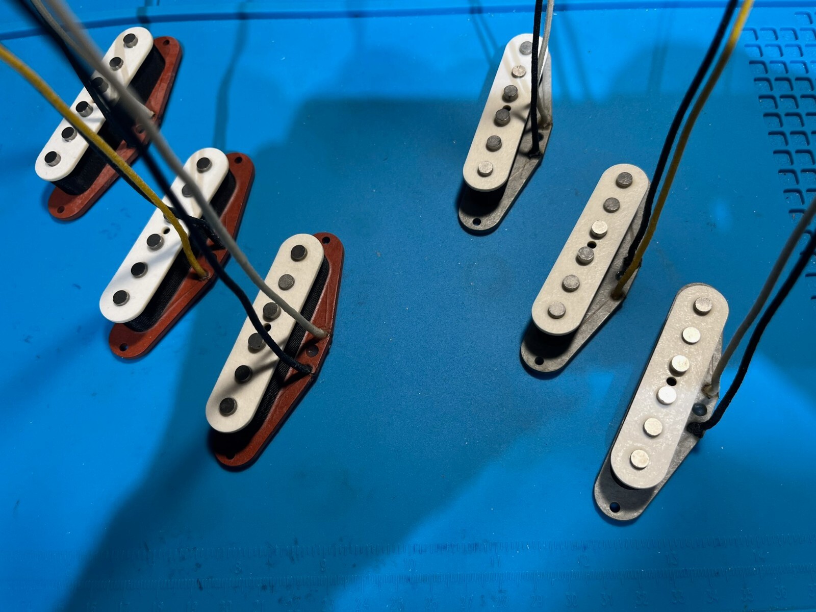 Stratocaster Vintage Pickups-82 AVRI White Top / Red or  JV-Grey Bottom Flatware