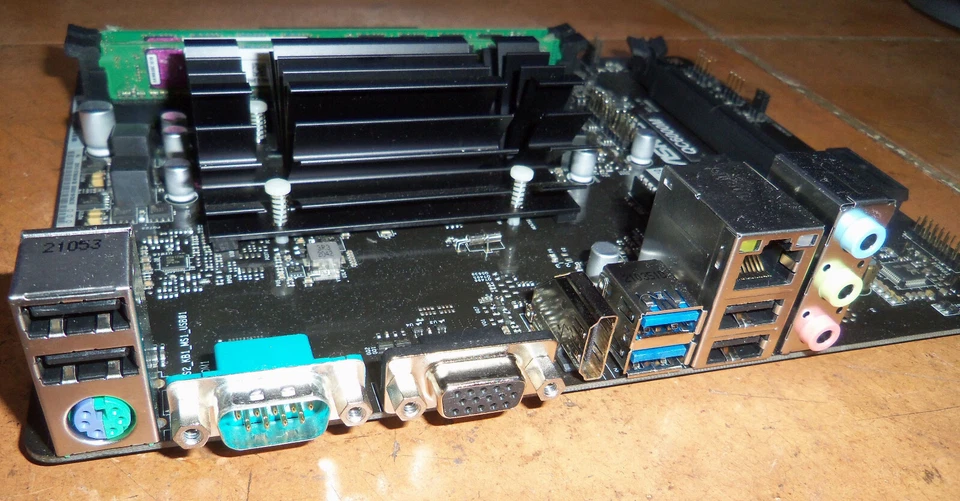 Placa micro ATX ASRock QC6000M AMD E2 6110 USB 3.2 90-MXBBU0 - A0UAYZ + 2 GB RAM - Imagen 4 de 4